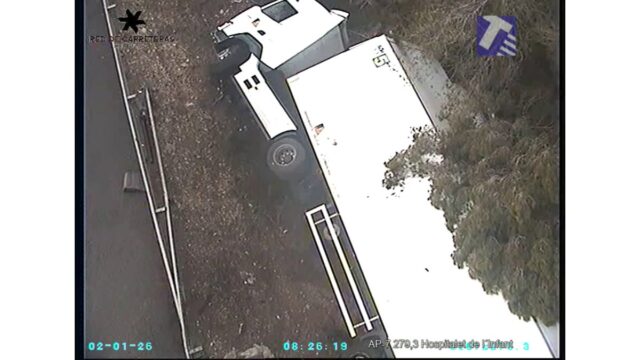 Camió bolcat a l'AP7 a Vendellós.