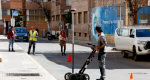 Justícia fa una prospecció al carrer Jacint Barrau de Reus per ubicar el pou d’una possible fossa franquista