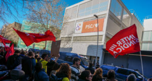 Unes 300 persones es concentren davant la seu del PSC a Barcelona en contra de l’acord del Govern amb CCOO i UGT