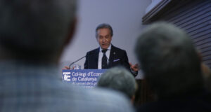 Els economistes alerten que ajornar els pressupostos “allarga la incertesa institucional”