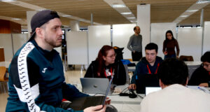 Estudiants de la URV utilitzen la IA per trobar solucions per mantenir els punts de càrrega de vehicles elèctrics