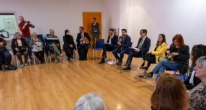 Illa es compromet amb els veïns de les Cases de Colors de Campclar a plantejar solucions a la problemàtica dels edificis