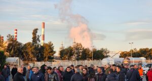 Treballadors de Repsol es manifesten al complex industrial de Tarragona per rebutjar la nova estructura organitzativa