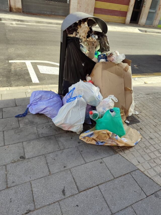 Estat actual de la paperera del carrer Colom de Cambrils